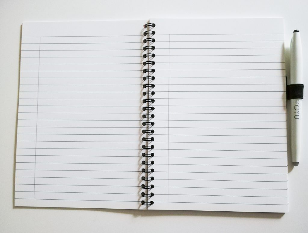 Opengeslagen MOYU duurzaam notitieboekje met lijntjespapier en een pen aan de zijkant